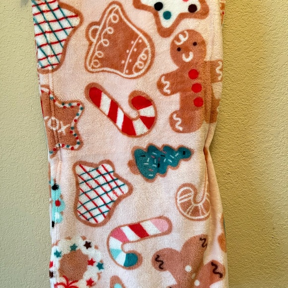 Betsey Johnson Pink Gingerbread Cookies Throw - Picture 2 of 5